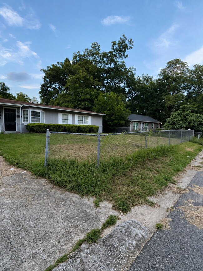 Building Photo - 2435 Thrasher Ave