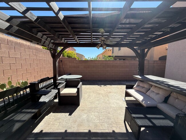 Building Photo - Great 5 bedroom home with RV Parking! Loca...