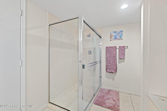 Building Photo - 6770 Ridgewood Ave