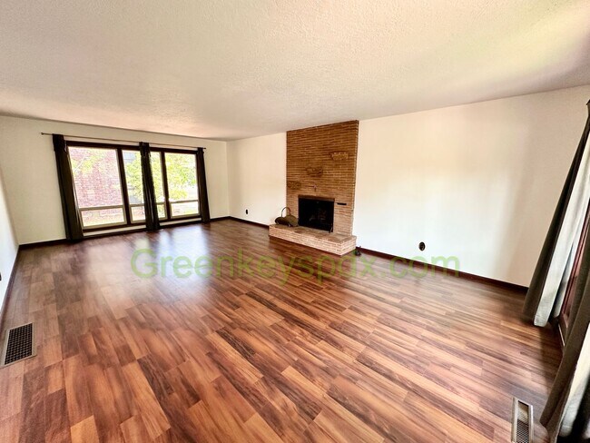 Building Photo - 3-Bedroom, 1.5-Bathroom House in Concordia...
