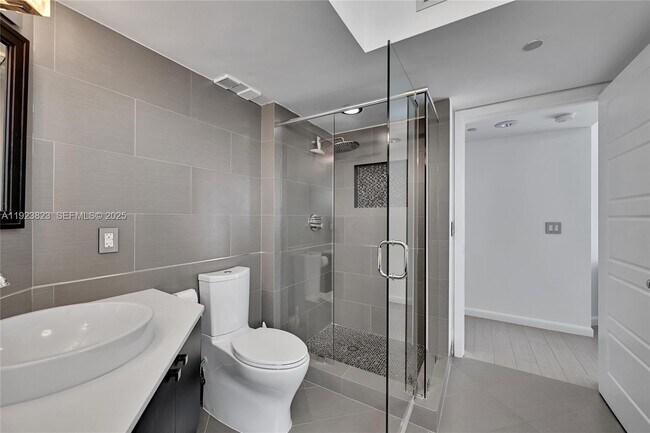 Building Photo - 16445 Collins Ave