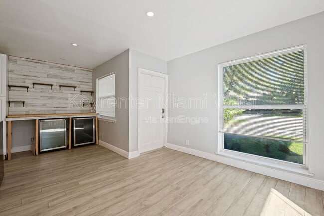 Building Photo - 826 SW 14th St