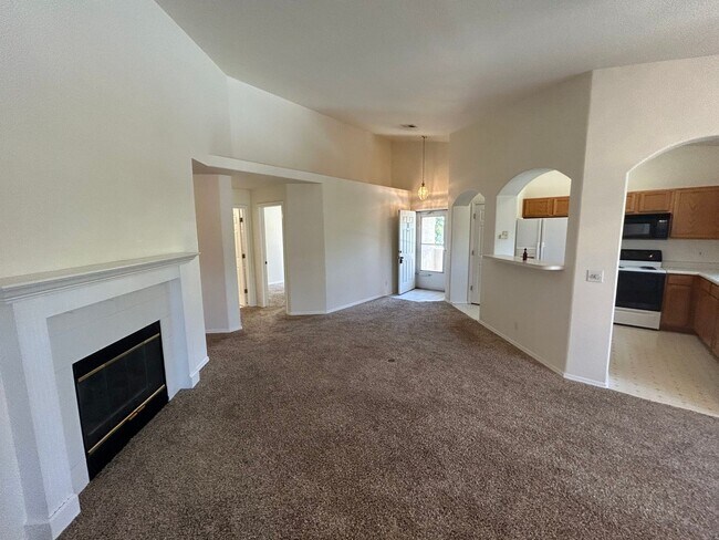 Building Photo - Spacious 2 bedroom and 2 bath.