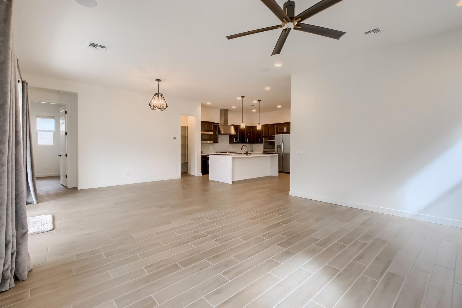 Building Photo - 1005 E Paseo Way