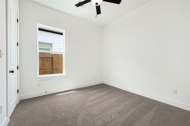 Building Photo - 2406 Mann St