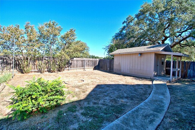 Building Photo - 1105 Forest Oaks Path