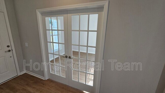 Building Photo - 16 Roxbury Dr