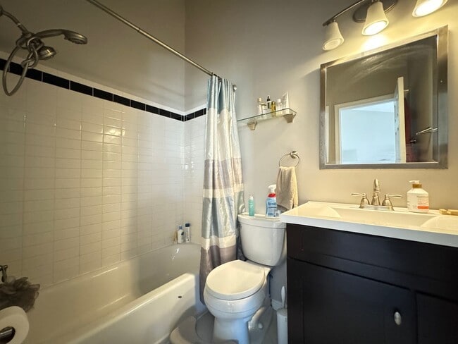 Building Photo - Gorgeous 3 Bed 2/2 Bath Interior Townhome In Little Rocky Run