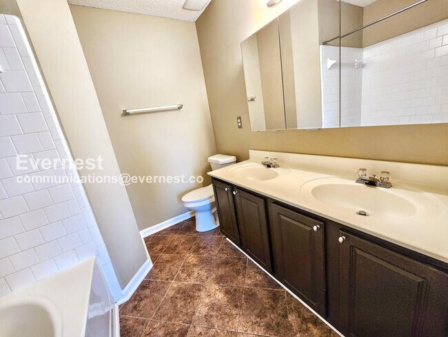 Building Photo - 2521 Heyoak Ct