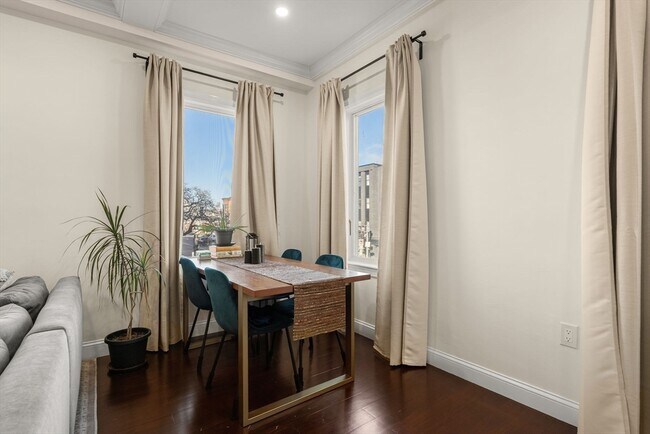 Building Photo - 753 E Broadway