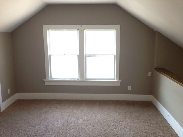 Building Photo - 2 Bedroom Duplex in Riverside!