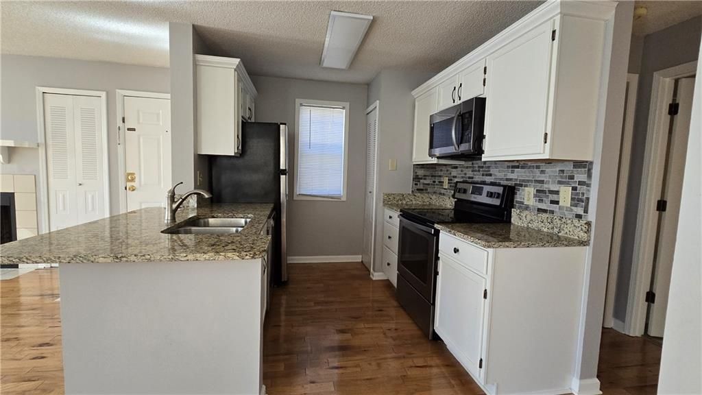 Building Photo - 1313 Red Deer Way