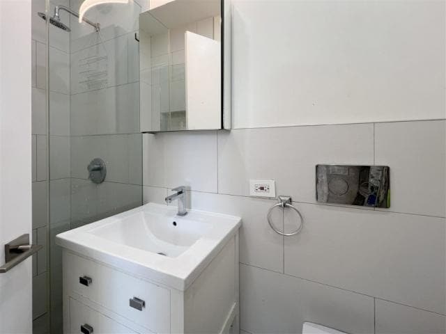 Building Photo - 3 bedroom in Brooklyn NY 11226