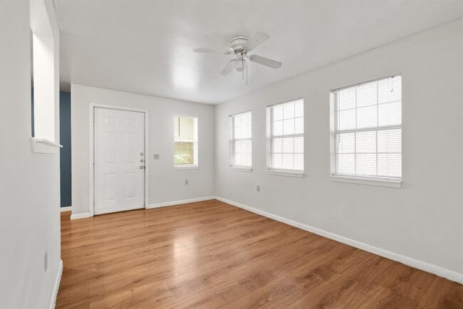 Building Photo - 1304 Delano St
