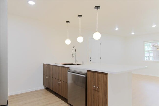 Building Photo - 305 Rowland Dr