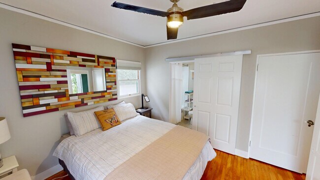 Building Photo - Furnished One Bedroom Available at Granada Court!