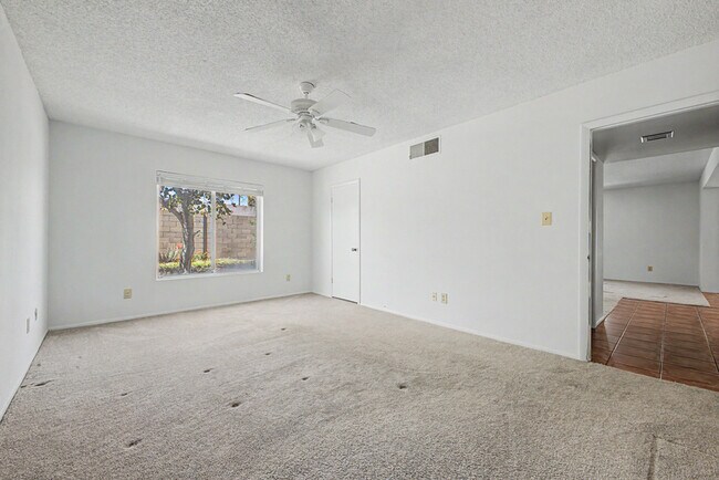 Building Photo - 2822 E Willow Ave