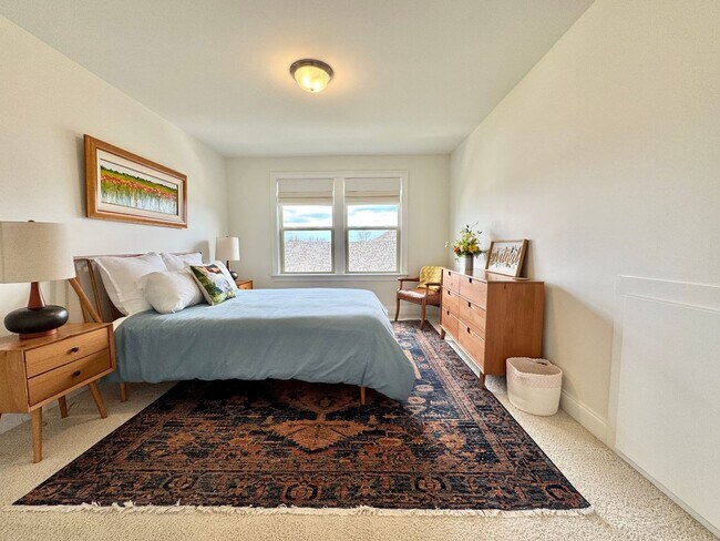 Building Photo - 4 Bedroom Home with Office in Walking Distance to Schools