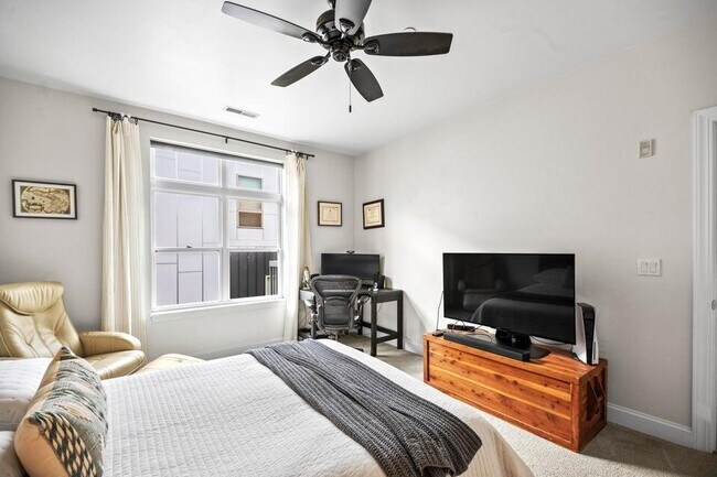 Building Photo - 1905 N Water St