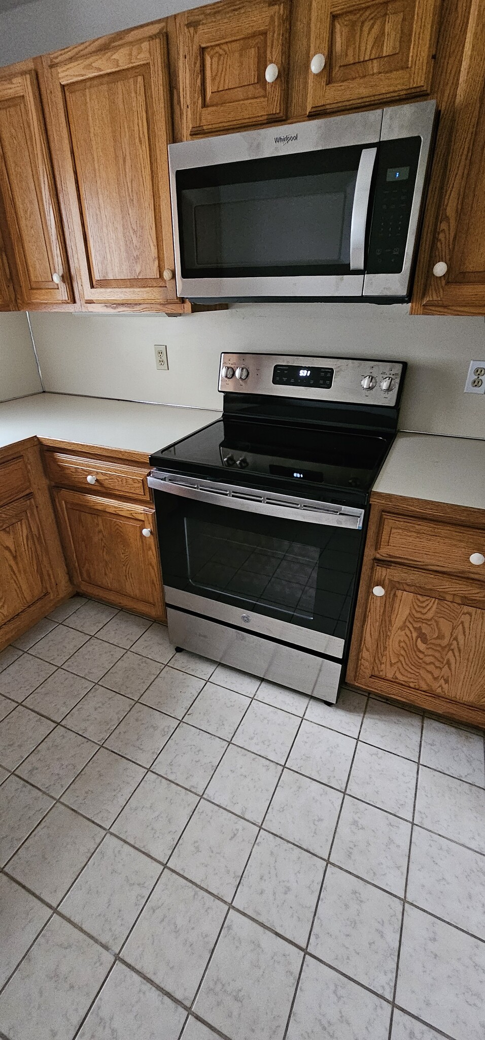 Kitchen Electric Stove - 38 Harmon Dr