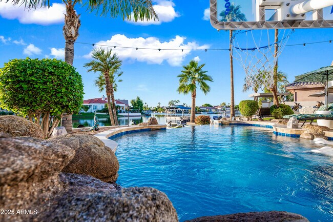 Building Photo - 1817 E Willow Tree Ct