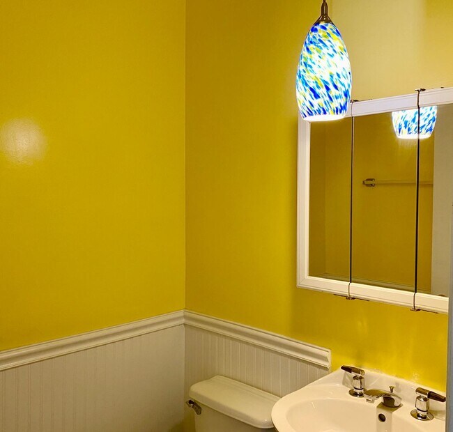 Building Photo - Cozy 3 bedroom 1.5 Bathroom Townhouse! Hardwood Throughout! Parking Included In Rent! Available f...