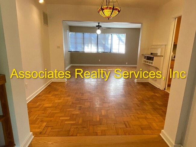 Building Photo - Charming 3 Bedroom w/ study that can be 4th bedroom, 3 Bath Home in Florida Park – Hardwood Floor...