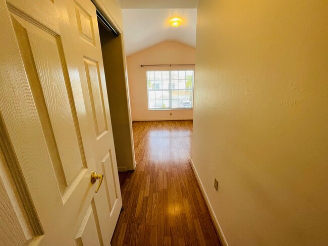 Building Photo - Family-Friendly Townhome Close to Beaches ...