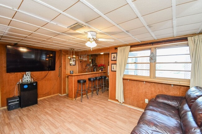 Building Photo - Spacious Central Sioux Falls Home with Ent...