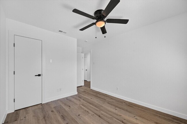 Building Photo - 620 Royal Crest Dr