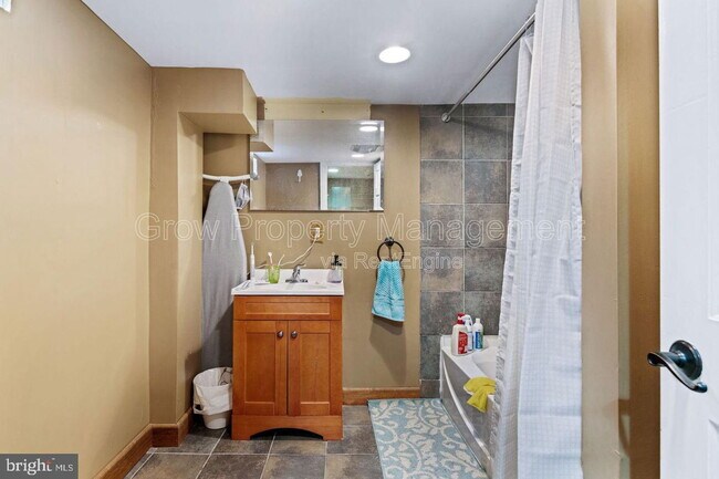 Building Photo - 1834 W Diamond St