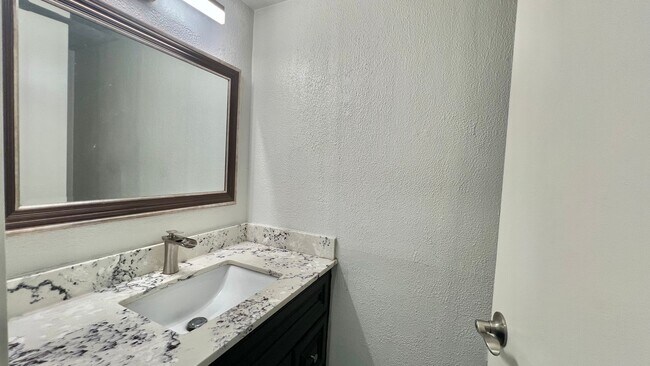 Building Photo - Lovely House 4BR 2.5BA with Large Backyard