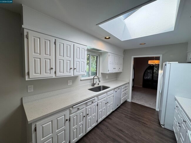 Building Photo - 62 Winding Glen