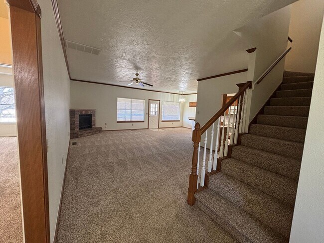 Building Photo - 3br 2.5ba on Surrey Hills Golf Course!!