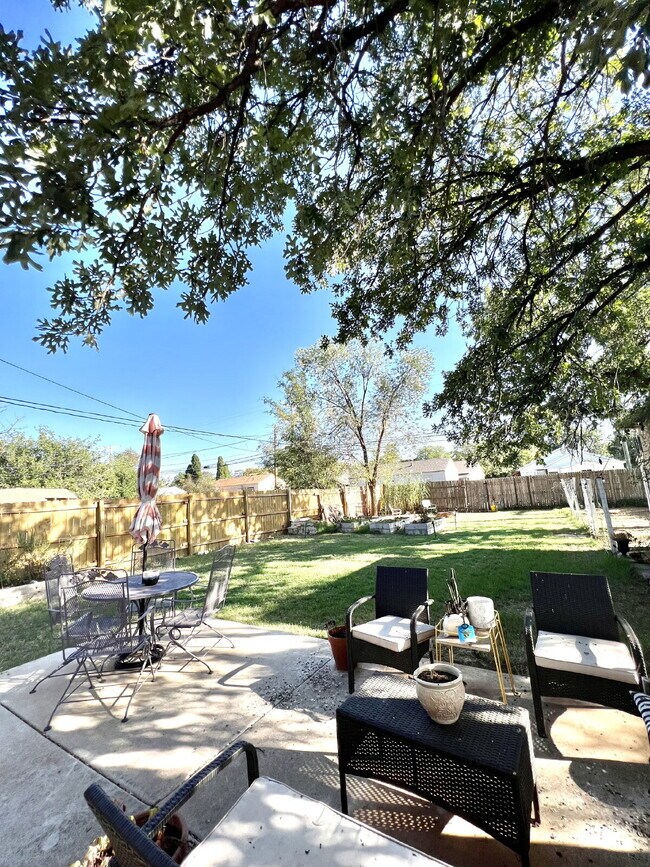 Building Photo - Charming 3-Bedroom Home with Sunroom Available for Summer 2026 Pre-Lease