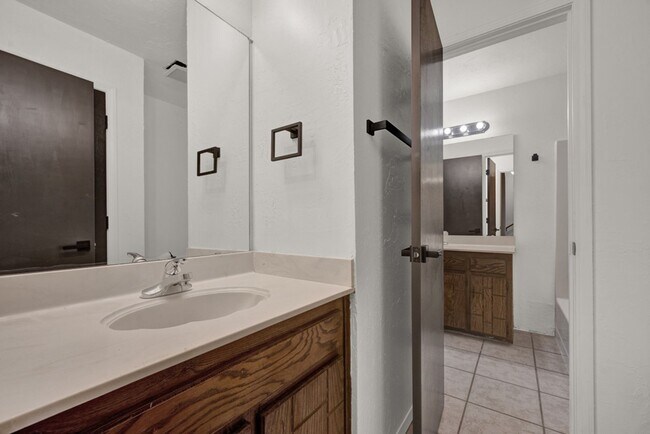 Building Photo - Townhome for Lease!