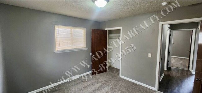Building Photo - MOVE IN SPECIAL!! Cozy 2 Bed 1 Bath Duplex in KCK-Available NOW!! MOVE IN SPECIAL $400 OFF 2nd Mo...