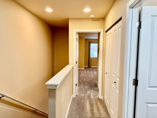 Building Photo - Beautiful 2 bed, 2.5 bath townhome located in Mountlake Terrance $2750/mo.