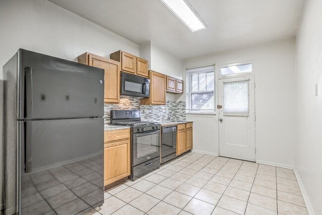 Building Photo - 1722 Waverly Pl