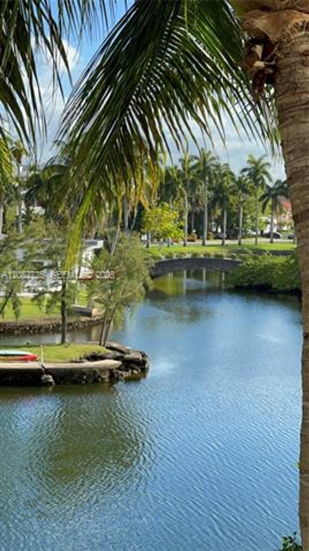Building Photo - 16500 Collins Ave