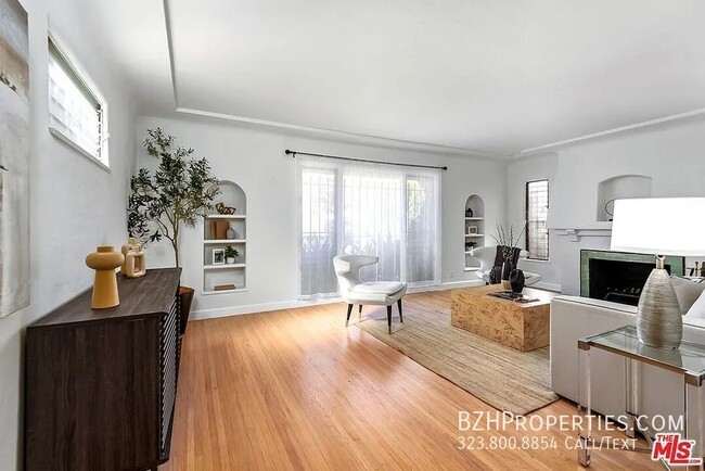 Building Photo - Charming Duplex in McCarthy Circle – Class...