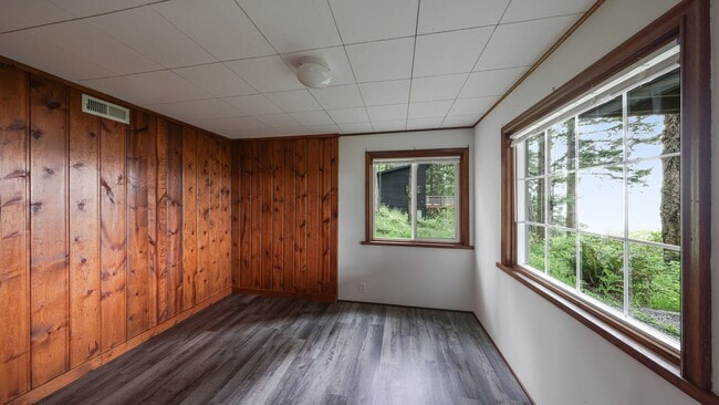 Building Photo - 2 Bed 2 Bath - View - Large Deck - Pet Fri...