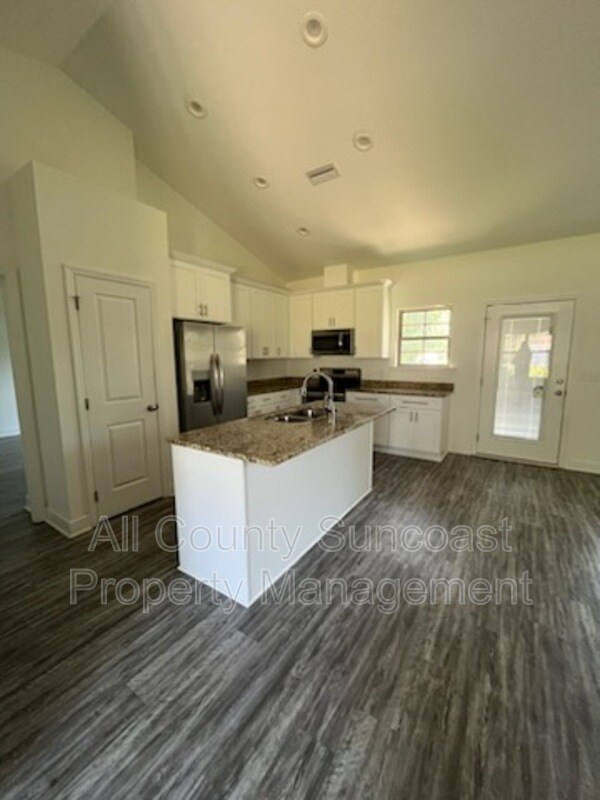 Building Photo - 1605 Willow Rd