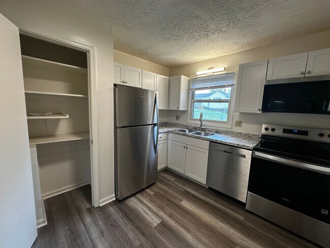 Building Photo - 1495 Sandy Cir