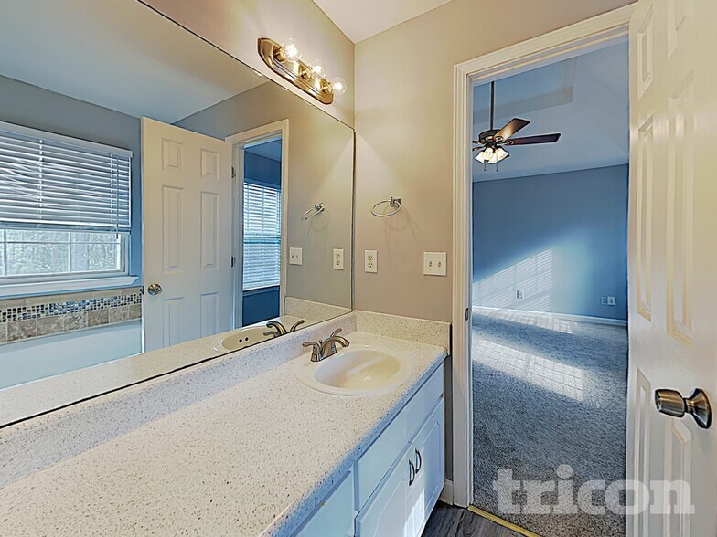 Building Photo - 162 Robbens Dr