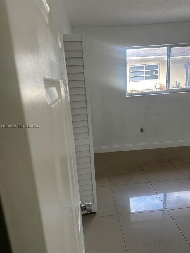 Building Photo - 16800 NE 4th Ct