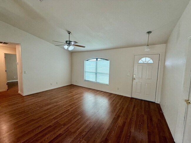 Building Photo - Beautifully updated 3BR/2BA home in a prime North Port location!