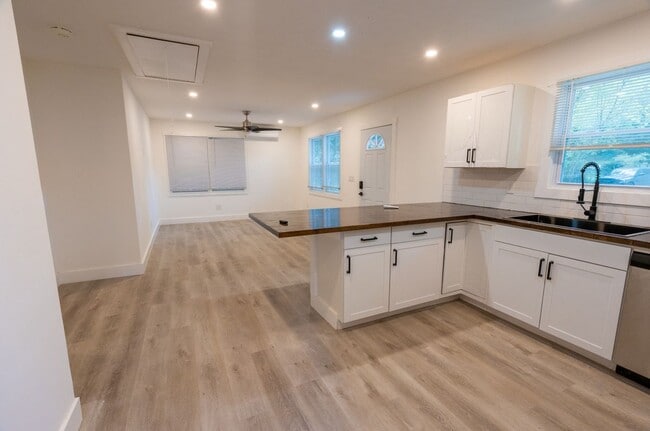 Building Photo - 3822 Bakers Ferry Rd SW