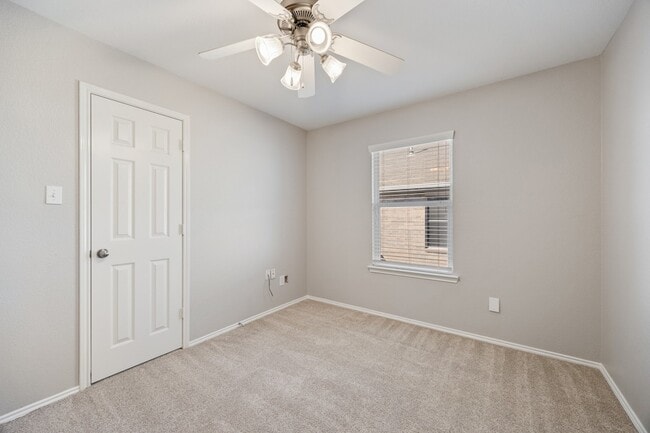 Building Photo - 2271 Fieldcrest Dr