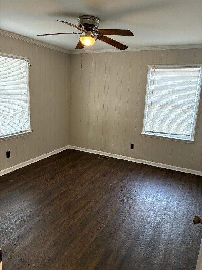 Building Photo - 803 Crawford St S